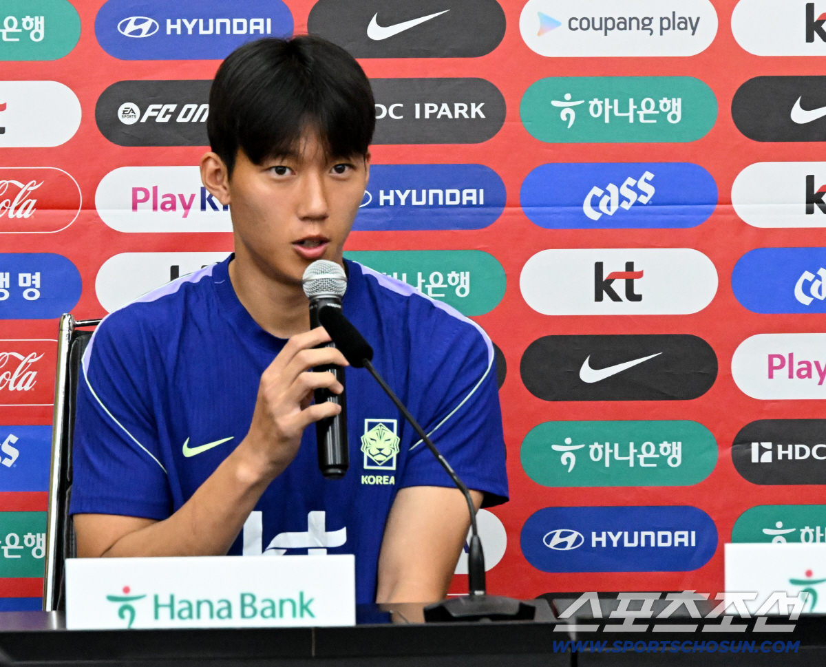 대한민국 월드컵 대표팀이 23일(한국시각) 멕시코 몬테레이 인근 산니콜라스의 에스타디오 우니베르시타리오에서 비공개 훈련을 가졌다. 이한범이 훈련 전 열린 기자회견에서 질문에 답하고 있다. 산니콜라스(멕시코)=허상욱 기자 wook@sportschosun.com/2026.06.23/