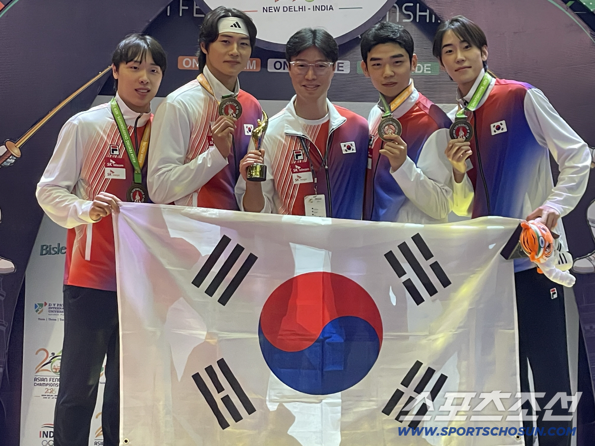 왼쪽부터 남자사브르 대표팀 박상원, 오상욱, 원우영 코치, 황희근, 도경동. 사진제공=대한펜싱협회