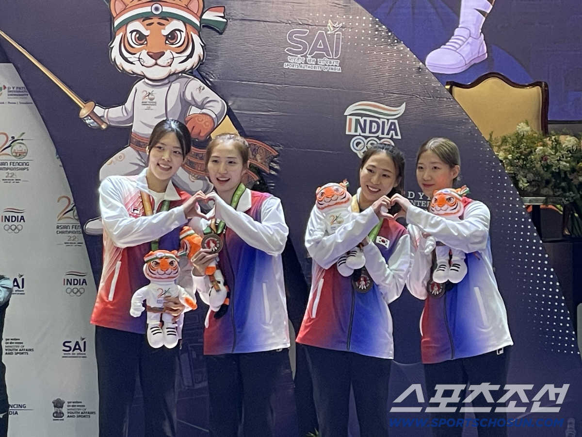 뉴델리아시아펜싱선수권 단체전에서 동메달을 따낸 여자 플뢰레 대표팀. 사진제공=대한펜싱협회