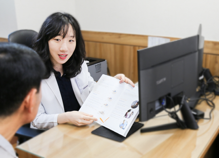 진료 중인 김진희 과장