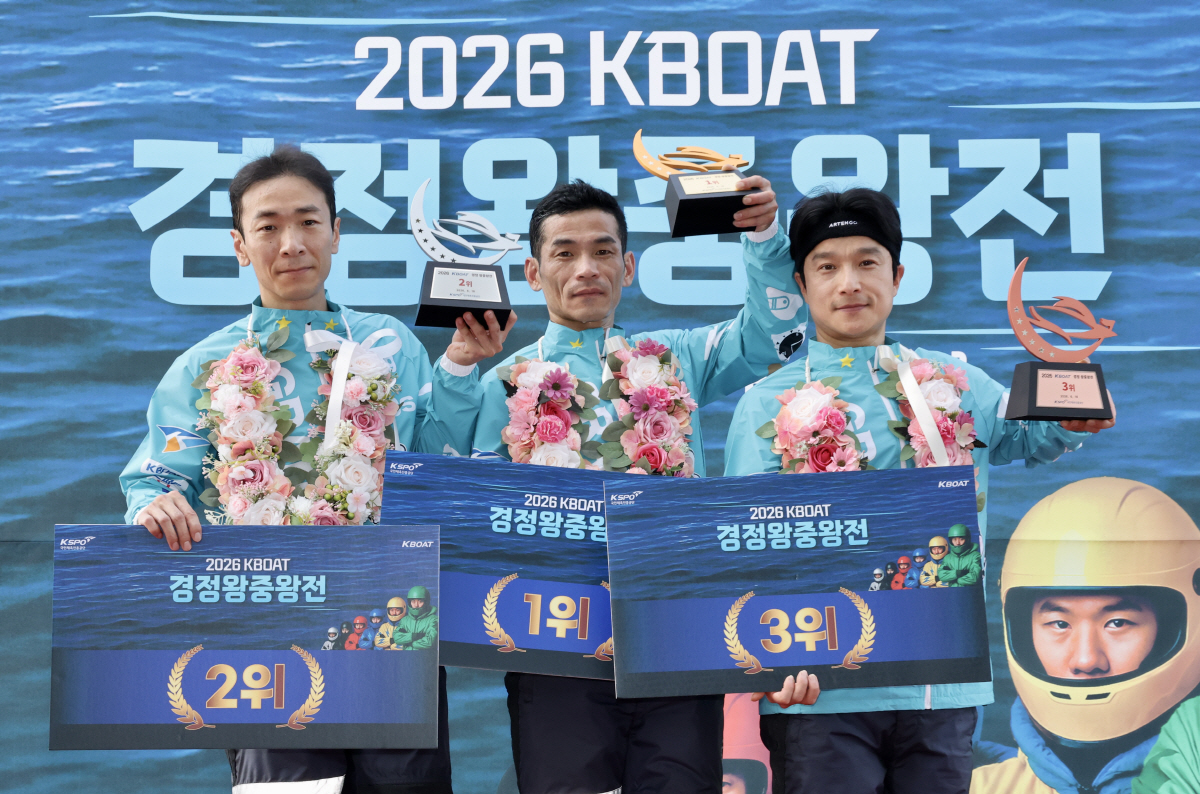 2026 KBOAT 경정 왕중왕전 입상 선수들. 2위 김민준, 1위 김완석, 3위 심상철(왼쪽부터) 사진제공=국민체육진흥공단