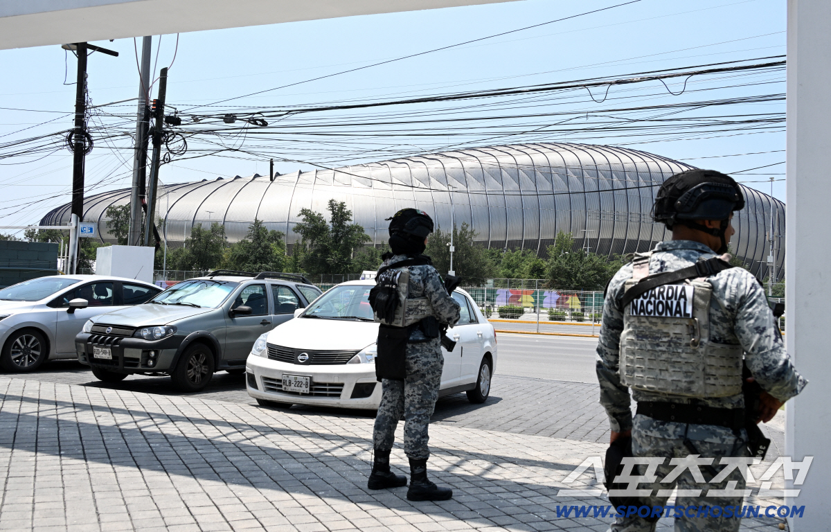 23일(한국시각) 경기장 외곽에서 바라본 2026 북중미 월드컵 대한민국과 남아공의 경기가 펼쳐질 멕시코 몬테레이 인근 과달루페의 에스타디오 몬테레이의 모습. 경기장 주변으로 총기로 무장한 경찰들이 경계 근무를 서고 있다. 과달루페(멕시코=허상욱 기자 wook@sportschosun.com/2026.06.23/