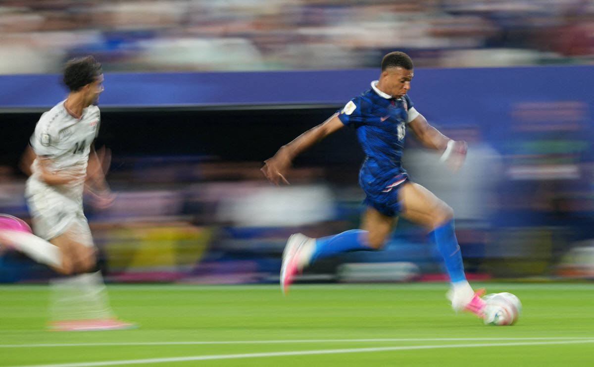Soccer Football - FIFA World Cup 2026 - Group I - France v Iraq - Philadelphia Stadium, Philadelphia, Pennsylvania, U.S. - June 22, 2026 France's Kylian Mbappe in action with Iraq's Zidane Iqbal IMAGN IMAGES via Reuters/James Lang TPX IMAGES OF THE DAY