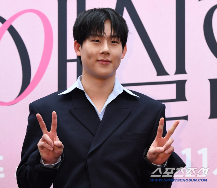 On the 23rd, Netflix held a production presentation for the variety show 'Love Experiment' at the Stanford Hotel in Sangam-dong. Pictured is Jooheon.