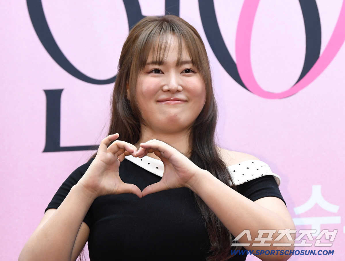 23일 상암동 스탠포드호텔에서 넷플릭스 예능 '연애실험실' 제작발표회가 열렸다. 포즈를 취하고 있는 찰스엔터 김찬미. 상암=송정헌 기자 songs@sportschosun.com/2026.06.23/