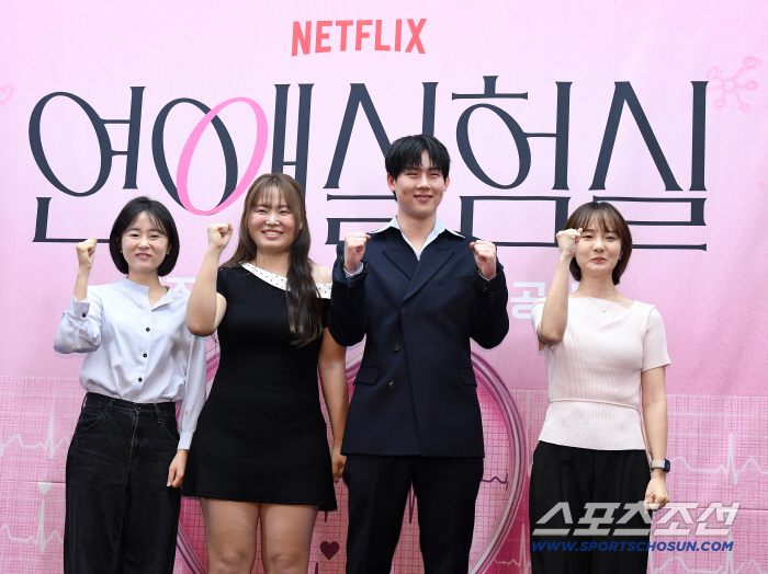On the 23rd, Netflix held a production presentation for the variety show 'Love Experiment' at the Stanford Hotel in Sangam-dong. Pictured are Lee