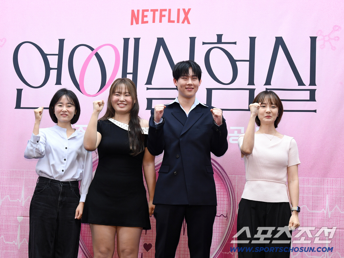 23일 상암동 스탠포드호텔에서 넷플릭스 예능 '연애실험실' 제작발표회가 열렸다. 포즈를 취하고 있는 이진주PD, 찰스엔터 김찬미, 주헌, 강유민PD. 상암=송정헌 기자 songs@sportschosun.com/2026.06.23/