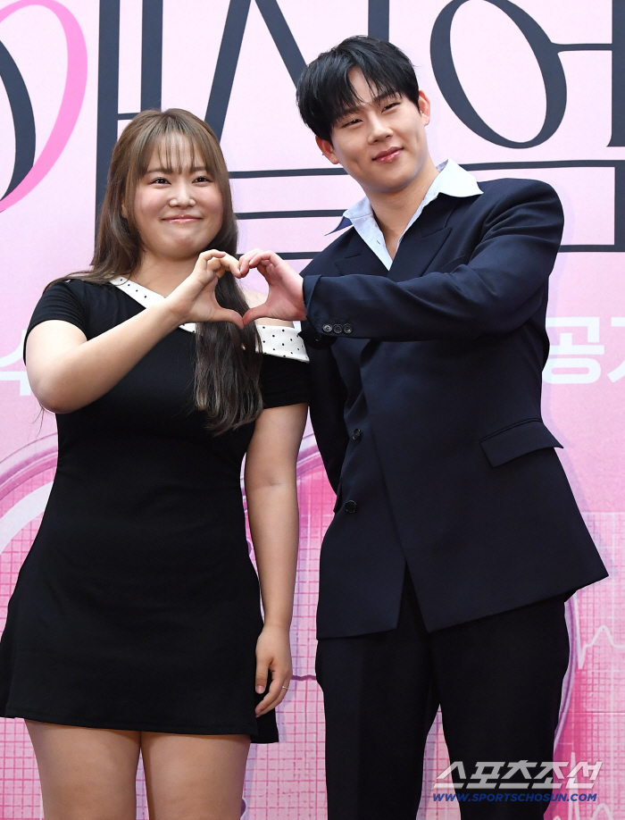 On the 23rd, Netflix held a production presentation for the variety show 'Love Experiment' at the Stanford Hotel in Sangam-dong. Pictured are Charles