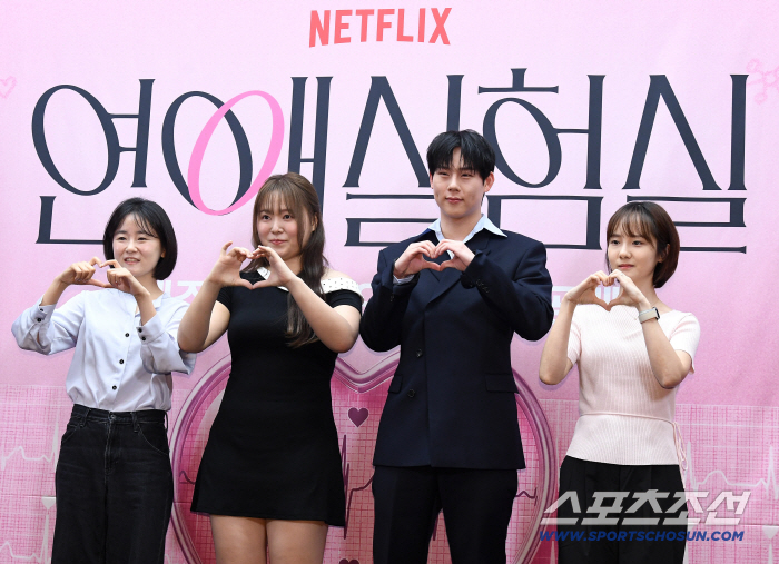 On the 23rd, Netflix held a production presentation for the variety show 'Love Experiment' at the Stanford Hotel in Sangam-dong. Pictured are Lee
