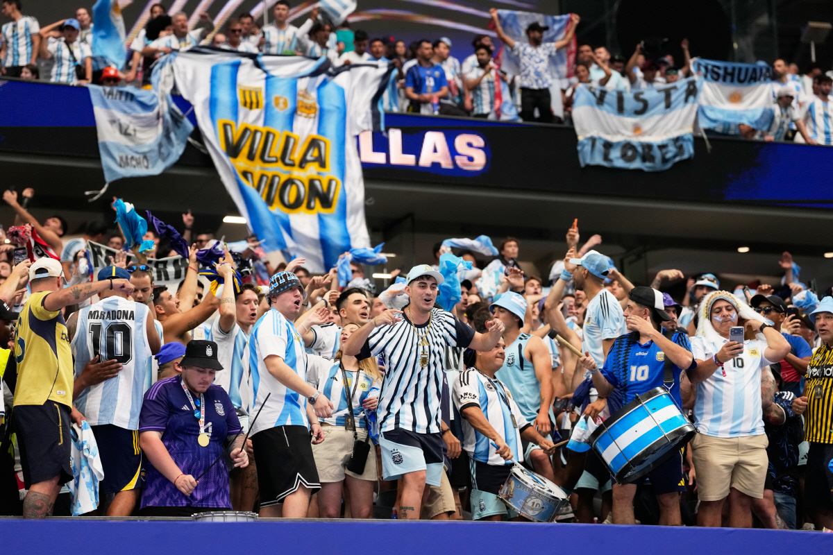 Fans of Argentina celebrate at the end of the World Cup Group J soccer match between Argentina and Austria in Arlington, Texas, near Dallas, Monday, June 22, 2026. (AP Photo/Tony Gutierrez)