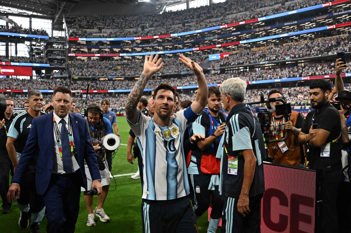 TOPSHOT - Argentina's forward #10 Lionel Messi waves as he leaves the pitch after winning the 2026 World Cup Group J football match between Argentina and Austria at the Dallas Stadium in Arlington on June 22, 2026. (Photo by Paul ELLIS / AFP)