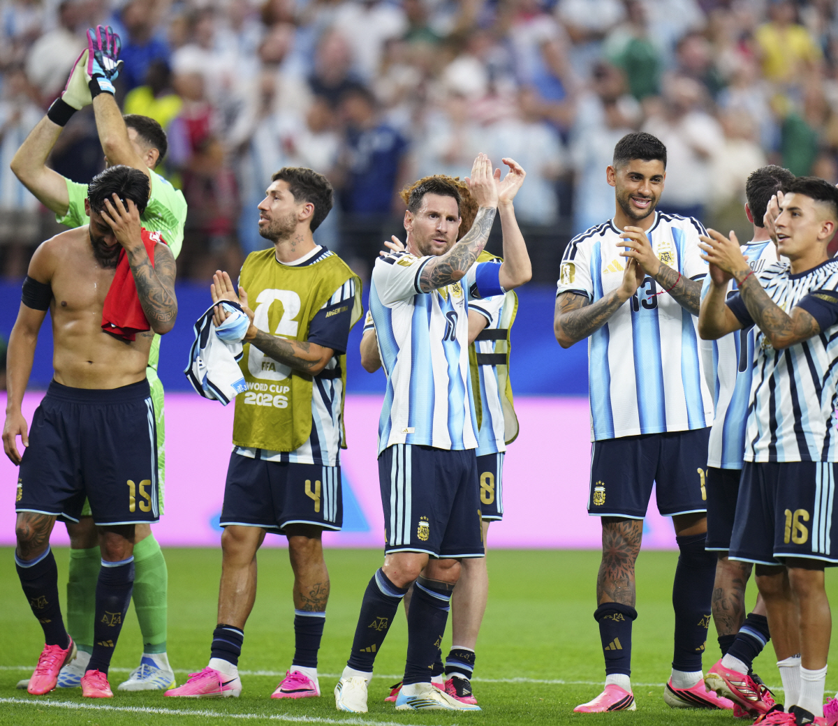 (260623) -- DALLAS, June 23, 2026 (Xinhua) -- Lionel Messi (C) of Argentina greets spectators after the group J match between Argentina and Austria at the 2026 FIFA World Cup at Dallas Stadium in Dallas, the United States, June 22, 2026. (Xinhua/Jia Haocheng)
