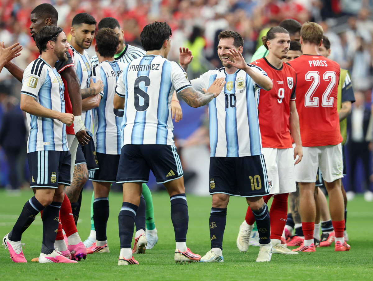 epa13057381 Lionel Messi (C-R) of Argentina celebrates with teammates after winning the FIFA World Cup 2026 group stage match Argentina against Austria, in Dallas, USA, 22 June 2026. EPA/JIJI PRESS JAPAN OUT EDITORIAL USE ONLY/
