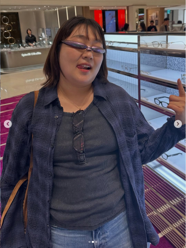 Lee Su-ji, How Far Up Did Those Sunglasses Go? She Turns Into a 'Hipster' Even on Her Day Off