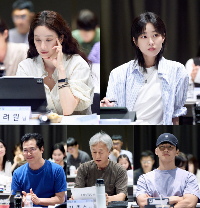 [Official] Jung Ryeo-won and Ha Yoon-kyung to Showcase ‘Womance’ in ‘First Doctor,’ the New Work by the Director of ‘Juvenile Justice’... Netflix