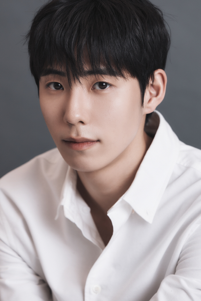 Official Rookie Lee Ah-joon Signs Exclusive Contract with Management Ledo... Cast in 'Dream to You'