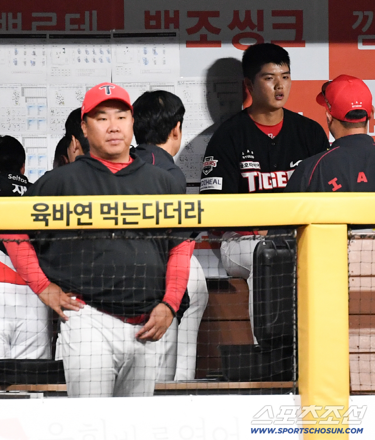 26일 서울 고척스카이돔에서 열린 키움과 KIA의 경기. KIA 이범호 감독이 1회를 마친 선발 김태형과 대화를 나누고 있다. 고척=박재만 기자 pjm@sportschosun.com/2026.05.26/