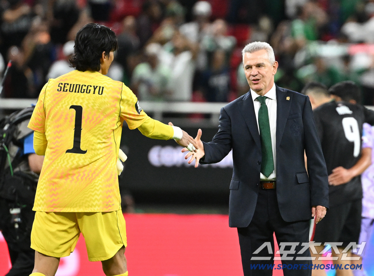 19일(한국시각) 멕시코 과달라하라 사포판의 에스타디오 과달라하라에서 열린 2026 북중미월드컵 대한민국과 멕시코의 경기. 대한민국이 0대1로 패했다. 경기 종료 후 아기레 감독과 악수를 하는 김승규의 모습. 사포판(멕시코)=허상욱 기자 wook@sportschosun.com/2026.06.19/