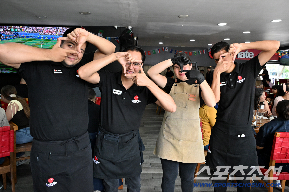 17일(한국시각) 멕시코 과달라하라 시내에 위치한 손흥민이 다녀간 것으로 유명세를 탄 타코집에서 매장 직원들이 손흥민의 세리머니를 재연하고 있다. 과달라하라(멕시코)=허상욱 기자 wook@sportschosun.com/2026.06.17/