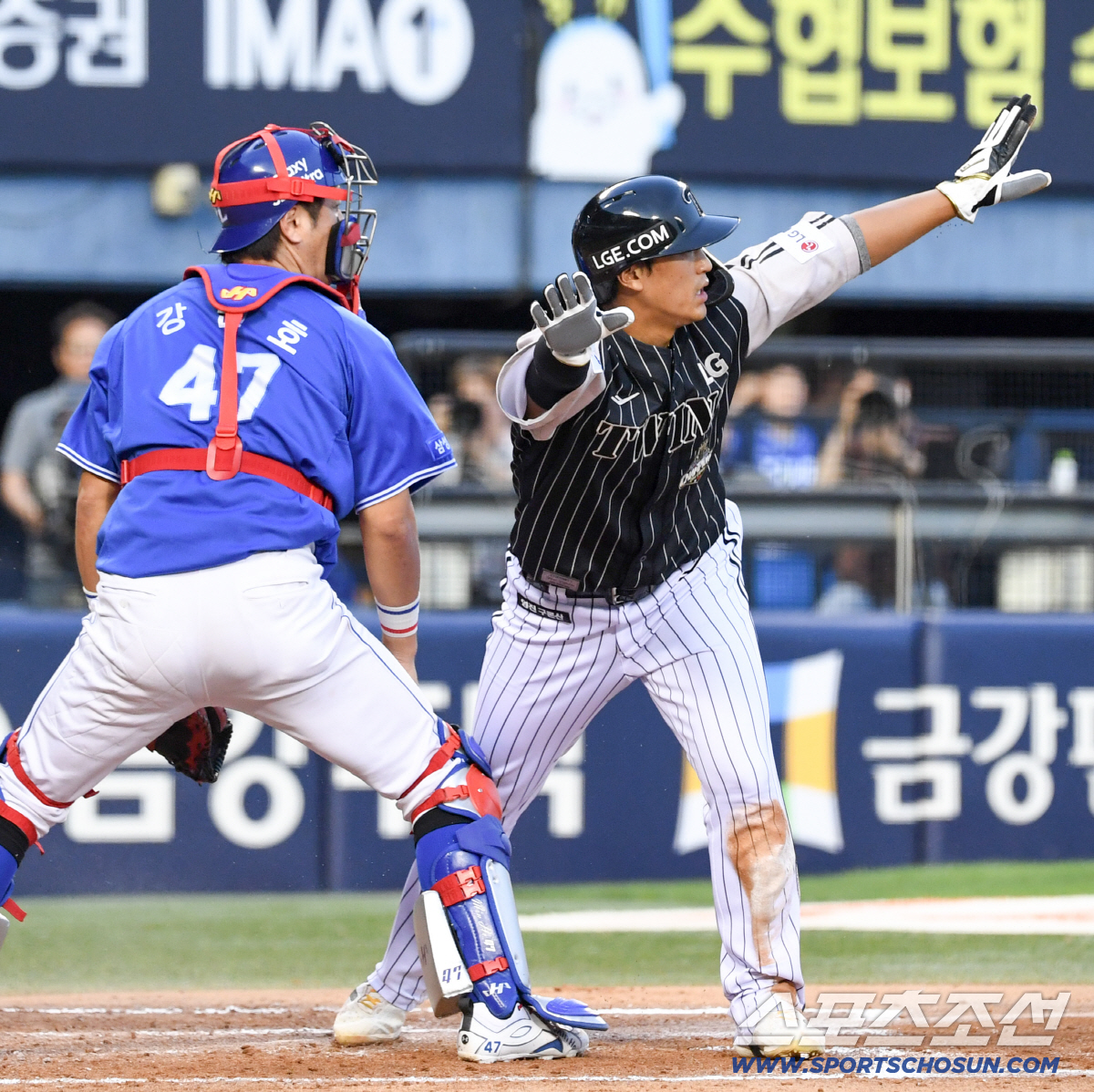 23일 잠실구장에서 열린 LG와 삼성의 경기. 4회말 1사 3루 LG 문성주 외야 뜬공 때 상대 실책을 틈타 득점한 송찬의가 기뻐하고 있다. 잠실=박재만 기자 pjm@sportschosun.com/2026.06.23/