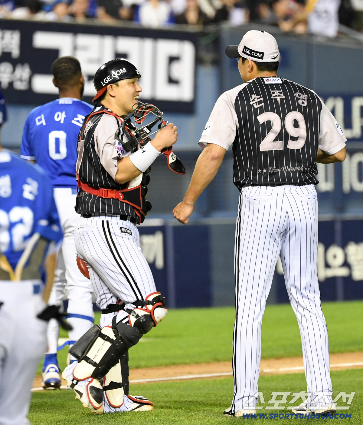 23일 잠실구장에서 열린 LG와 삼성의 경기. 승리한 LG 박동원, 손주영이 기뻐하고 있다. 잠실=박재만 기자 pjm@sportschosun.com/2026.06.23/