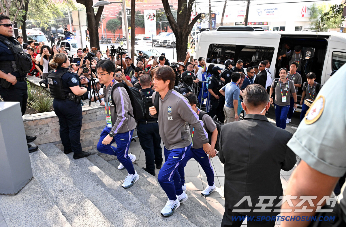 22일(한국시각) 대한민국 월드컵대표팀이 2026 북중미 월드컵 남아공과의 경기를 위해 멕시코 몬테레이에 입성했다. 대표팀 숙소로 들어서는 홍명보 감독의 모습. 몬테레이(멕시코)=허상욱 기자 wook@sportschosun.com/2026.06.22/