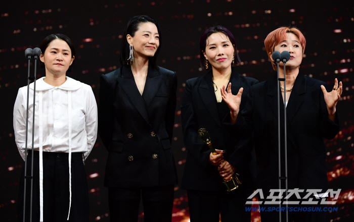 The first Blue Dragon Series Awards were held on the 19th at Paradise City Incheon. Celeb Five, who won the Female Variety Performer Award for "Celeb