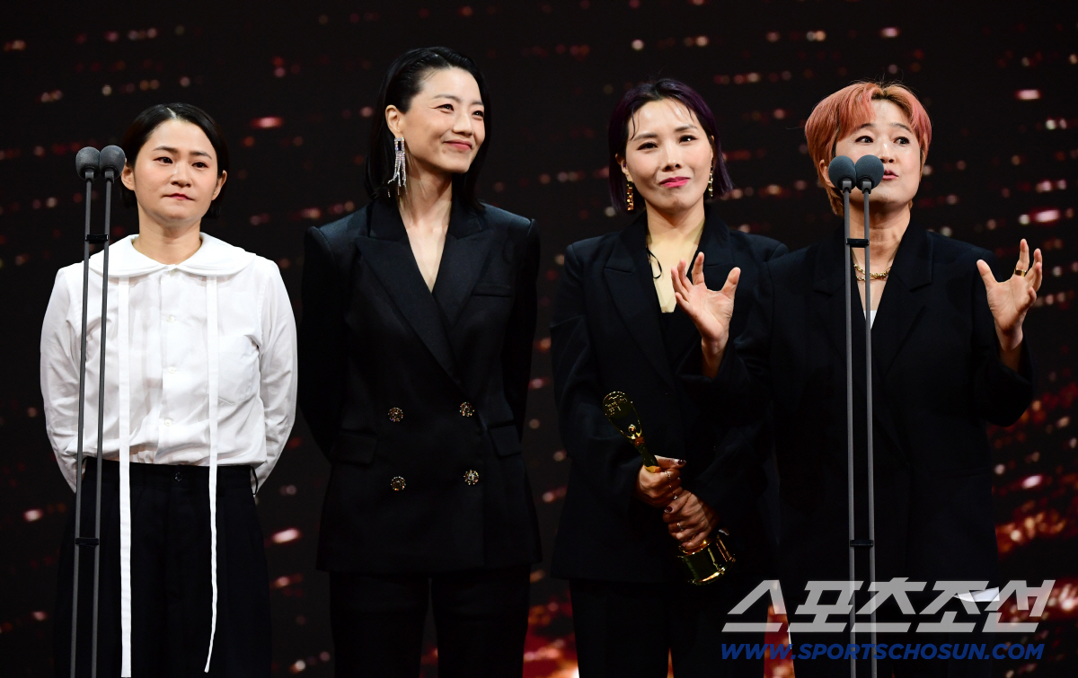 제1회 청룡시리즈어워즈가 19일 인천 파라다이스시티에서 열렸다. 여자예능인상을 수상한 '셀럽은 회의 중'의 셀럽파이브가 소감을 전하고 있다 인천=최문영 기자 deer@sportschosun.com/2022.07.19/