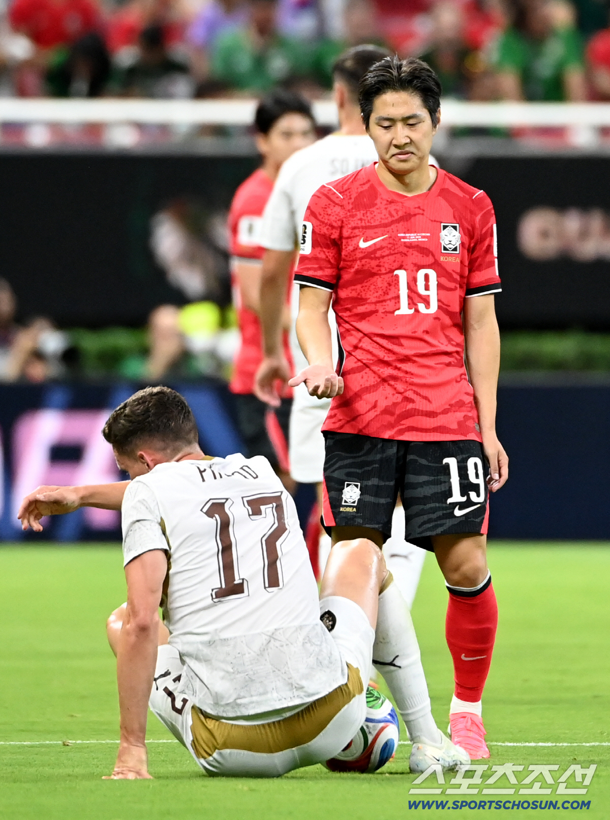 12일(한국시각) 멕시코 과달라하라 사포판의 에스타디오 과달라하라에서 열린 2026 북중미월드컵 대한민국과 체코의 경기. 이강인이 넘어진 프로보드에게 일어나라며 손짓하고 있다. 사포판(멕시코)=허상욱 기자 wook@sportschosun.com/2026.06.12/