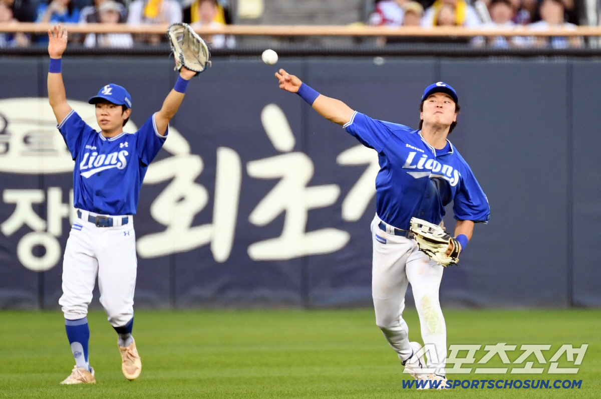 4회 호수비 직후 홈 송구를 택한 좌익수 박승규.