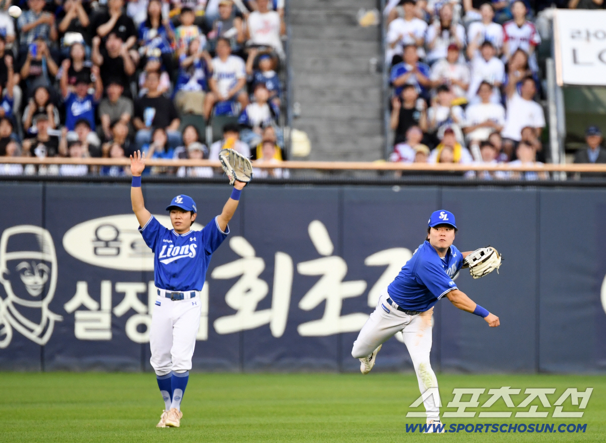 1사 3루 호수비 직후 홈을 향해 송구한 좌익수 박승규. 포수 포구 실책으로 이어지며 추가 실점 허용.