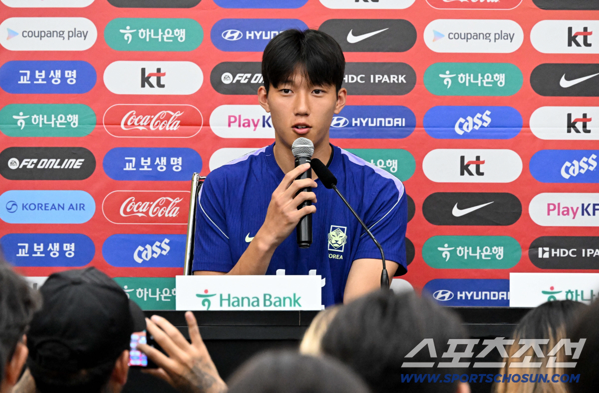 대한민국 월드컵 대표팀이 23일(한국시각) 멕시코 몬테레이 인근 산니콜라스의 에스타디오 우니베르시타리오에서 비공개 훈련을 가졌다. 이한범이 훈련 전 열린 기자회견에서 질문에 답하고 있다. 산니콜라스(멕시코)=허상욱 기자 wook@sportschosun.com/2026.06.23/