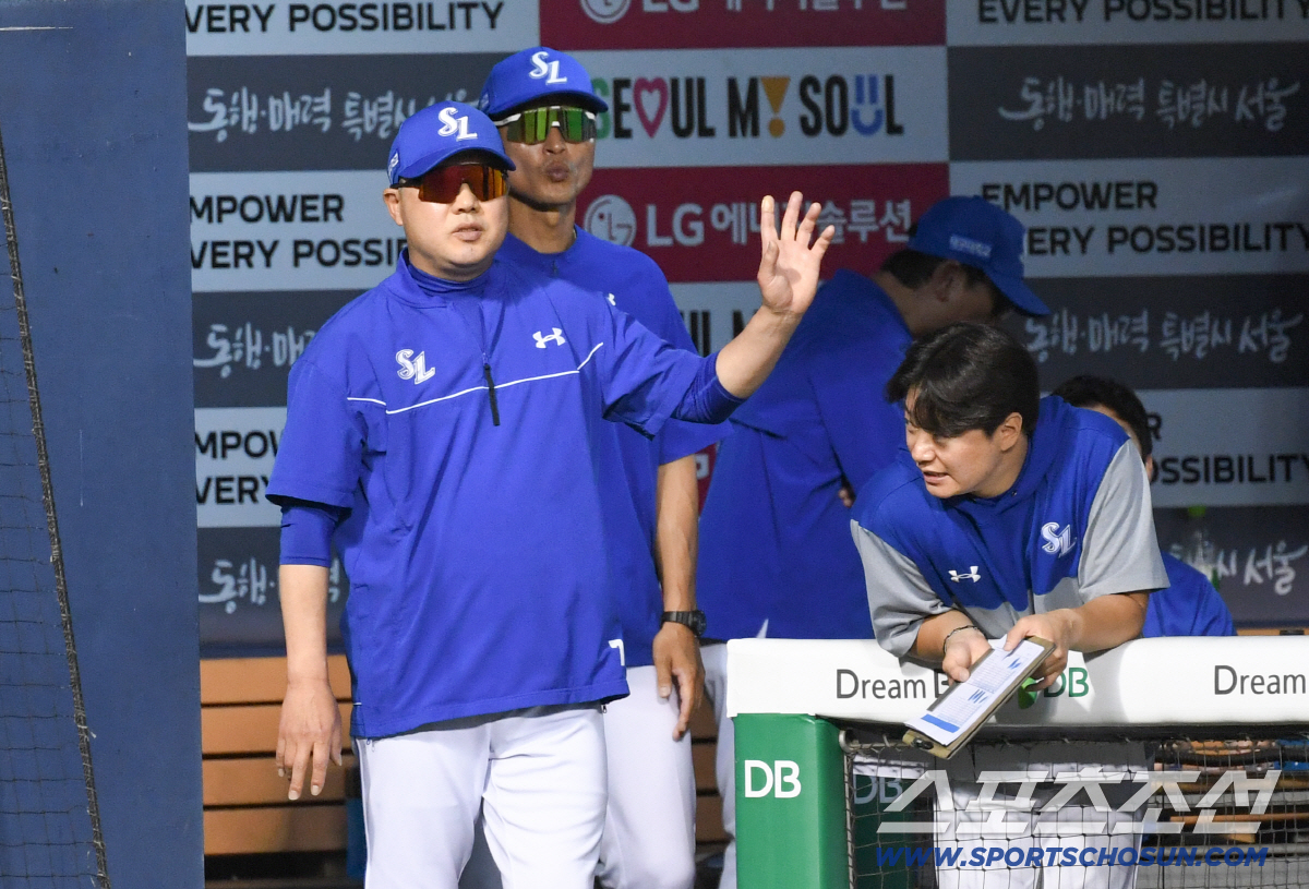 23일 잠실구장에서 열린 LG와 삼성의 경기. 삼성 박진만 감독이 디아즈 타구에 대해 홈런 여부를 체크하고 있다. 잠실=박재만 기자 pjm@sportschosun.com/2026.06.23/