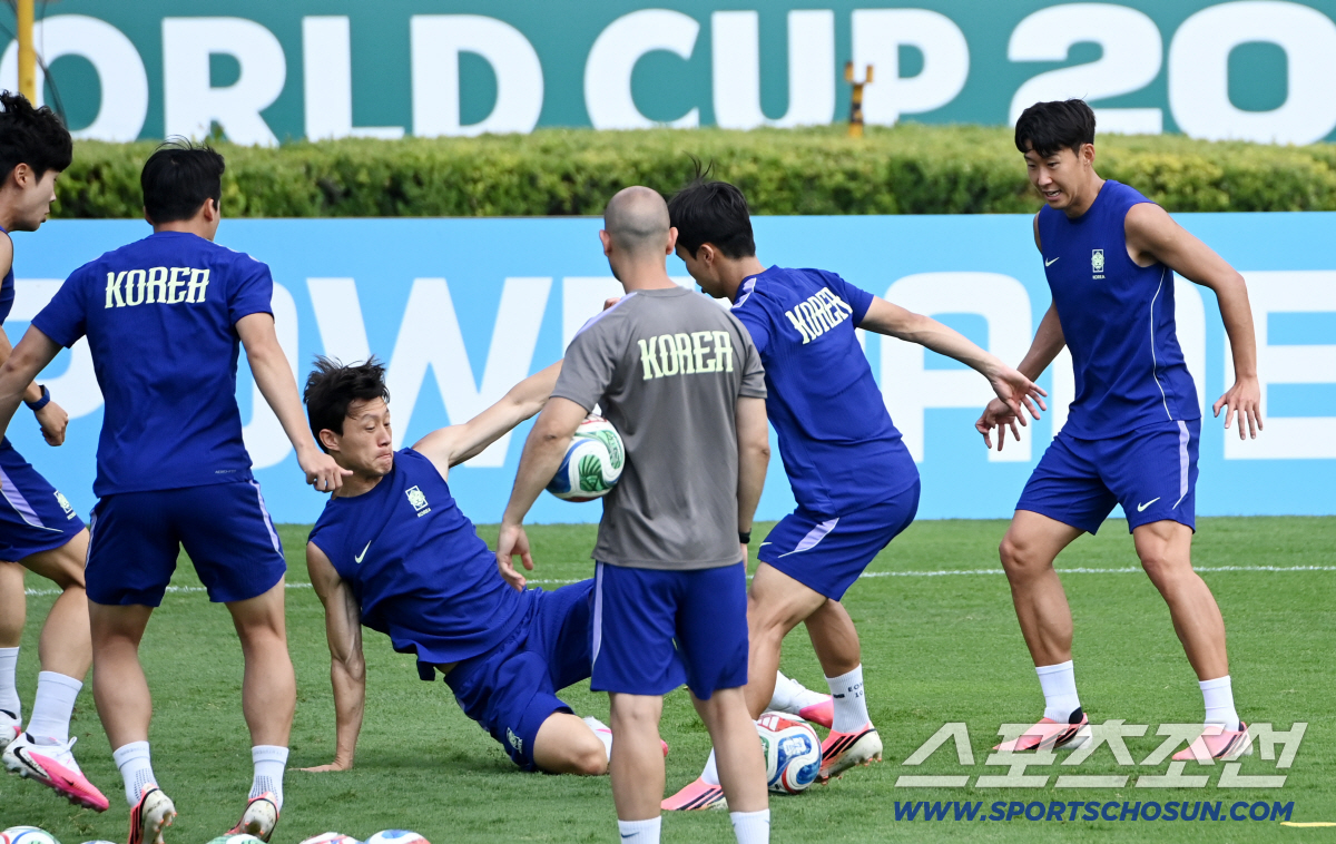 2026 북중미 월드컵 남아공전을 하루 앞둔 대한민국 월드컵 대표팀이 24일(한국시각) 멕시코 몬테레이 인근 산니콜라스의 에스타디오 우니베르시타리오에서 공식 훈련을 가졌다. 이재성이 론도 훈련 중 엄지성의 볼을 뺏기 위해 슬라이딩을 하고 있다. 산니콜라스(멕시코)=허상욱 기자 wook@sportschosun.com/2026.06.24/