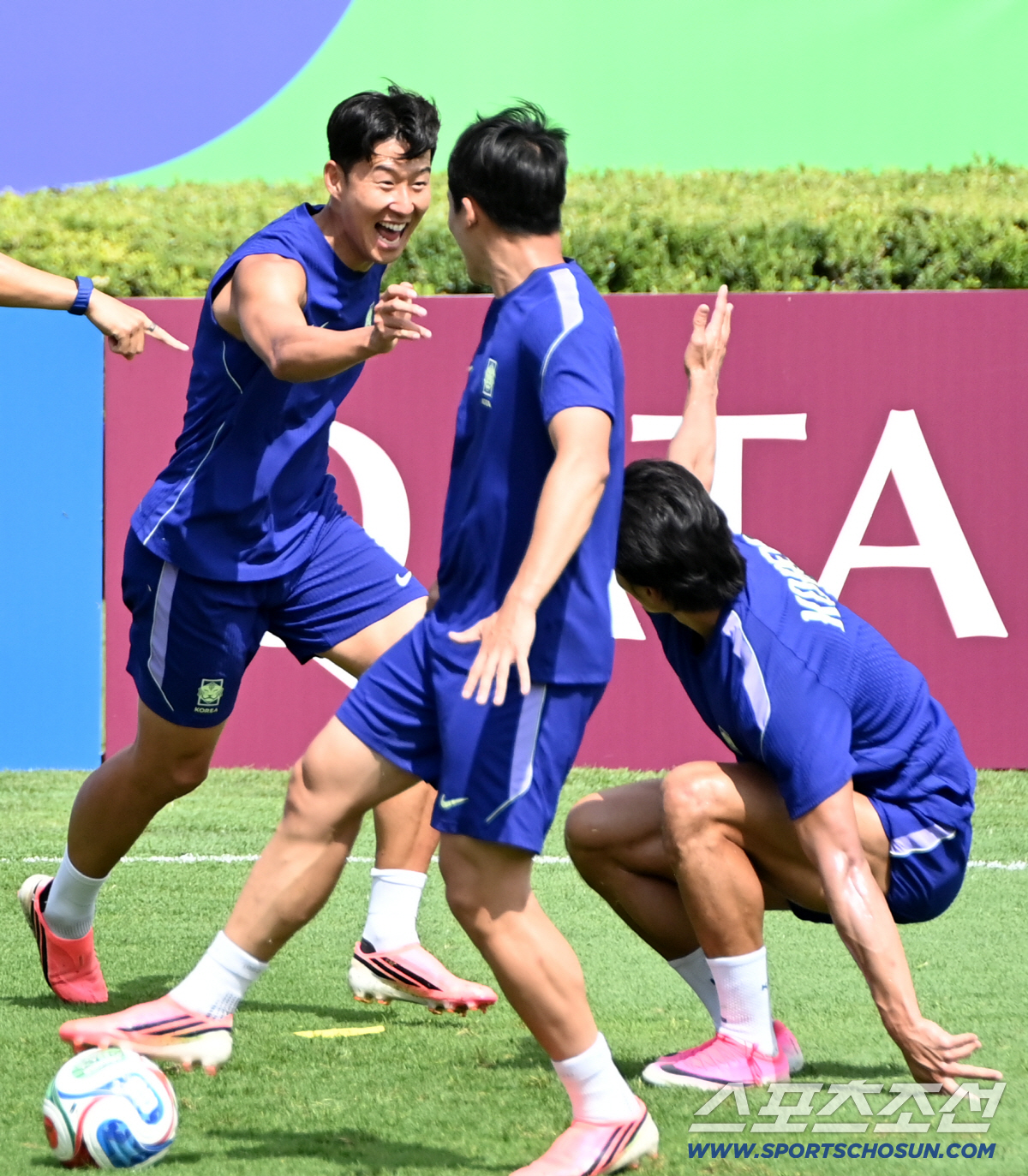 2026 북중미 월드컵 남아공전을 하루 앞둔 대한민국 월드컵 대표팀이 24일(한국시각) 멕시코 몬테레이 인근 산니콜라스의 에스타디오 우니베르시타리오에서 공식 훈련을 가졌다. 손흥민과 조규성이 론도 훈련을 펼치며 환호하고 있다. 산니콜라스(멕시코)=허상욱 기자 wook@sportschosun.com/2026.06.24/