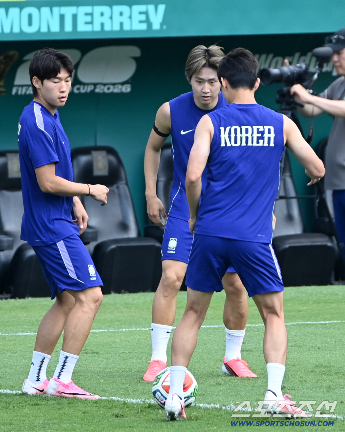 2026 북중미 월드컵 남아공전을 하루 앞둔 대한민국 월드컵 대표팀이 24일(한국시각) 멕시코 몬테레이 인근 산니콜라스의 에스타디오 우니베르시타리오에서 공식 훈련을 가졌다. 배준호 이강인 양현준이 론도 훈련을 하고 있다. 산니콜라스(멕시코)=허상욱 기자 wook@sportschosun.com/2026.06.24/