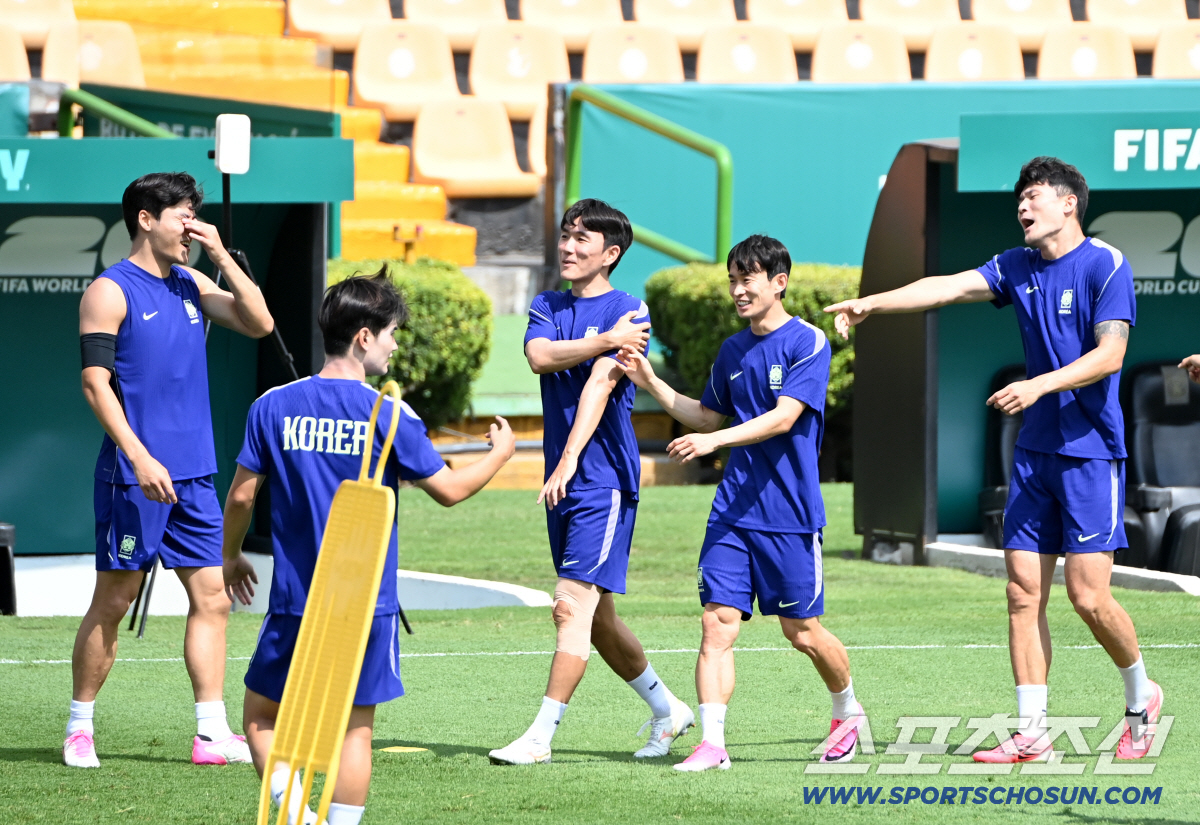 2026 북중미 월드컵 남아공전을 하루 앞둔 대한민국 월드컵 대표팀이 24일(한국시각) 멕시코 몬테레이 인근 산니콜라스의 에스타디오 우니베르시타리오에서 공식 훈련을 가졌다. 김민재 김문환 황인범 박진섭이 론도 훈련을 하고 있다. 산니콜라스(멕시코)=허상욱 기자 wook@sportschosun.com/2026.06.24/