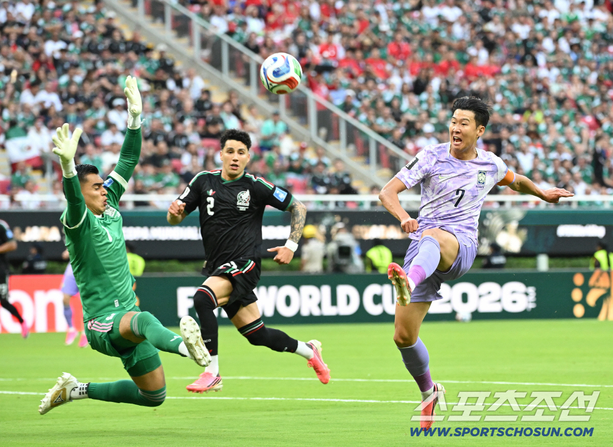 19일(한국시각) 멕시코 과달라하라 사포판의 에스타디오 과달라하라에서 열린 2026 북중미월드컵 대한민국과 멕시코의 경기. 골키퍼를 앞에 두고 슈팅을 시도하는 손흥민. 사포판(멕시코)=허상욱 기자 wook@sportschosun.com/2026.06.19/