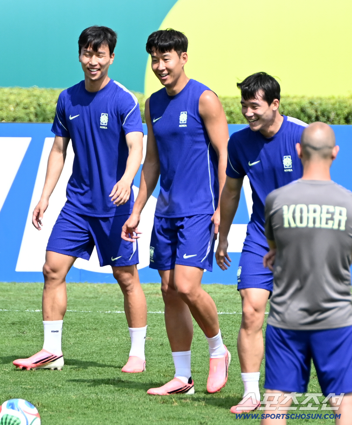2026 북중미 월드컵 남아공전을 하루 앞둔 대한민국 월드컵 대표팀이 24일(한국시각) 멕시코 몬테레이 인근 산니콜라스의 에스타디오 우니베르시타리오에서 공식 훈련을 가졌다. 손흥민 이태석 엄지성이 론도 훈련을 펼치고 있다. 산니콜라스(멕시코)=허상욱 기자 wook@sportschosun.com/2026.06.24/