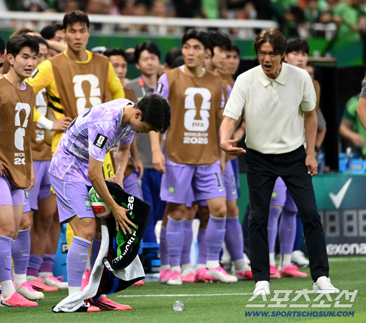 19일(한국시각) 멕시코 과달라하라 사포판의 에스타디오 과달라하라에서 열린 2026 북중미월드컵 대한민국과 멕시코의 경기. 스로인을 위해 공을 닦아내는 엄지성과 소리치는 홍명보 감독의 모습. 사포판(멕시코)=허상욱 기자 wook@sportschosun.com/2026.06.19/