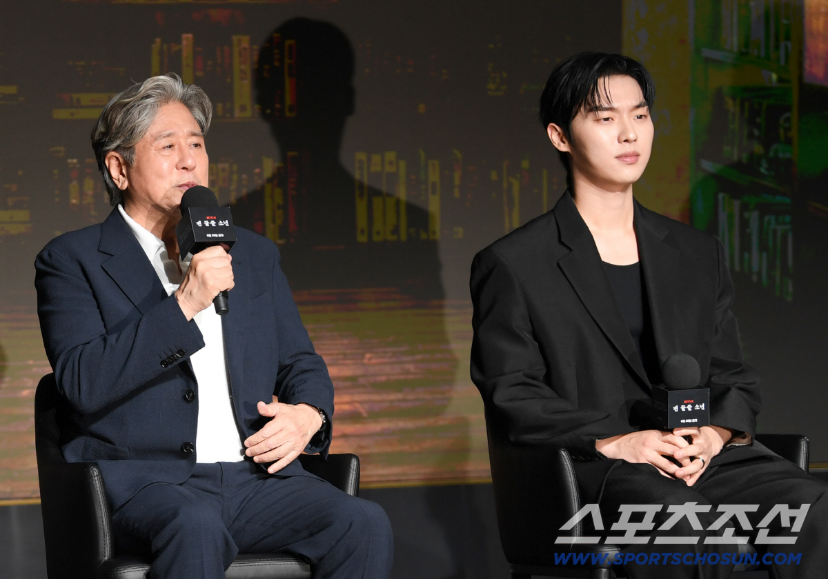 넷플릭스 시리즈 맨 끝줄 소년 제작발표회가 24일 서울 마포구 호텔 나루 서울 엠갤러리에서 열렸다. 최민식, 최현욱이 인터뷰를 하고 있다. 마포=박재만 기자 pjm@sportschosun.com/2026.06.24/