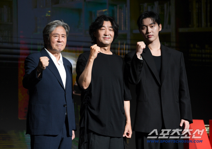 The production presentation for Netflix's series The Boy at the Back of the Class was held on the 24th at Hotel Naru Seoul MGallery in Mapo-gu,