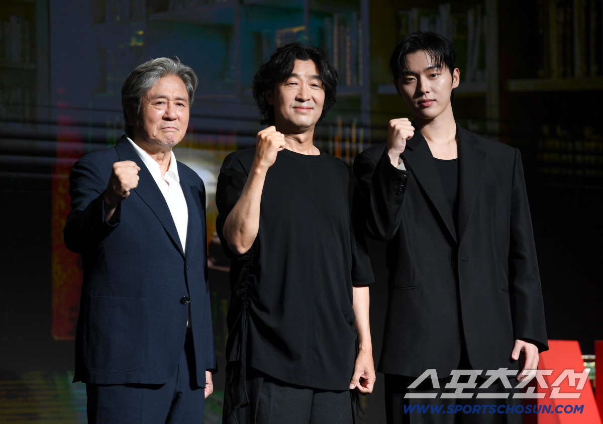 넷플릭스 시리즈 맨 끝줄 소년 제작발표회가 24일 서울 마포구 호텔 나루 서울 엠갤러리에서 열렸다. 최민식, 김규태 감독, 최현욱이 포토타임을 갖고 있다. 마포=박재만 기자 pjm@sportschosun.com/2026.06.24/