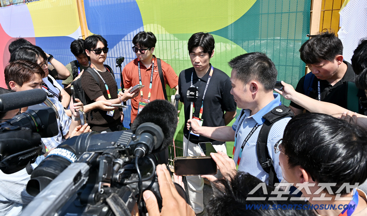 2026 북중미 월드컵 남아공전을 하루 앞둔 대한민국 월드컵 대표팀이 24일(한국시각) 멕시코 몬테레이 인근 산니콜라스의 에스타디오 우니베르시타리오에서 공식 훈련을 가졌다. 훈련장을 찾은 박지성 해설위원이 취재진과 인터뷰를 하고 있다. 산니콜라스(멕시코)=허상욱 기자 wook@sportschosun.com/2026.06.24/
