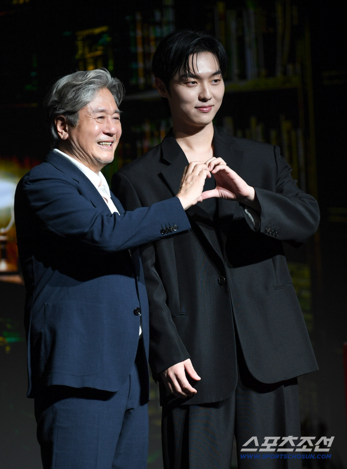 Choi Min-sik and Choi Hyun-wook Make Heart Poses