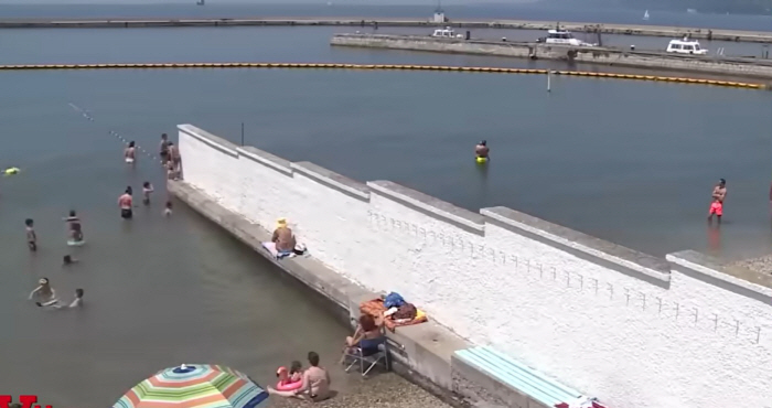 'Is This the Middle Ages?' Female Tourist Causes Disturbance at Gender-Segregated Beach