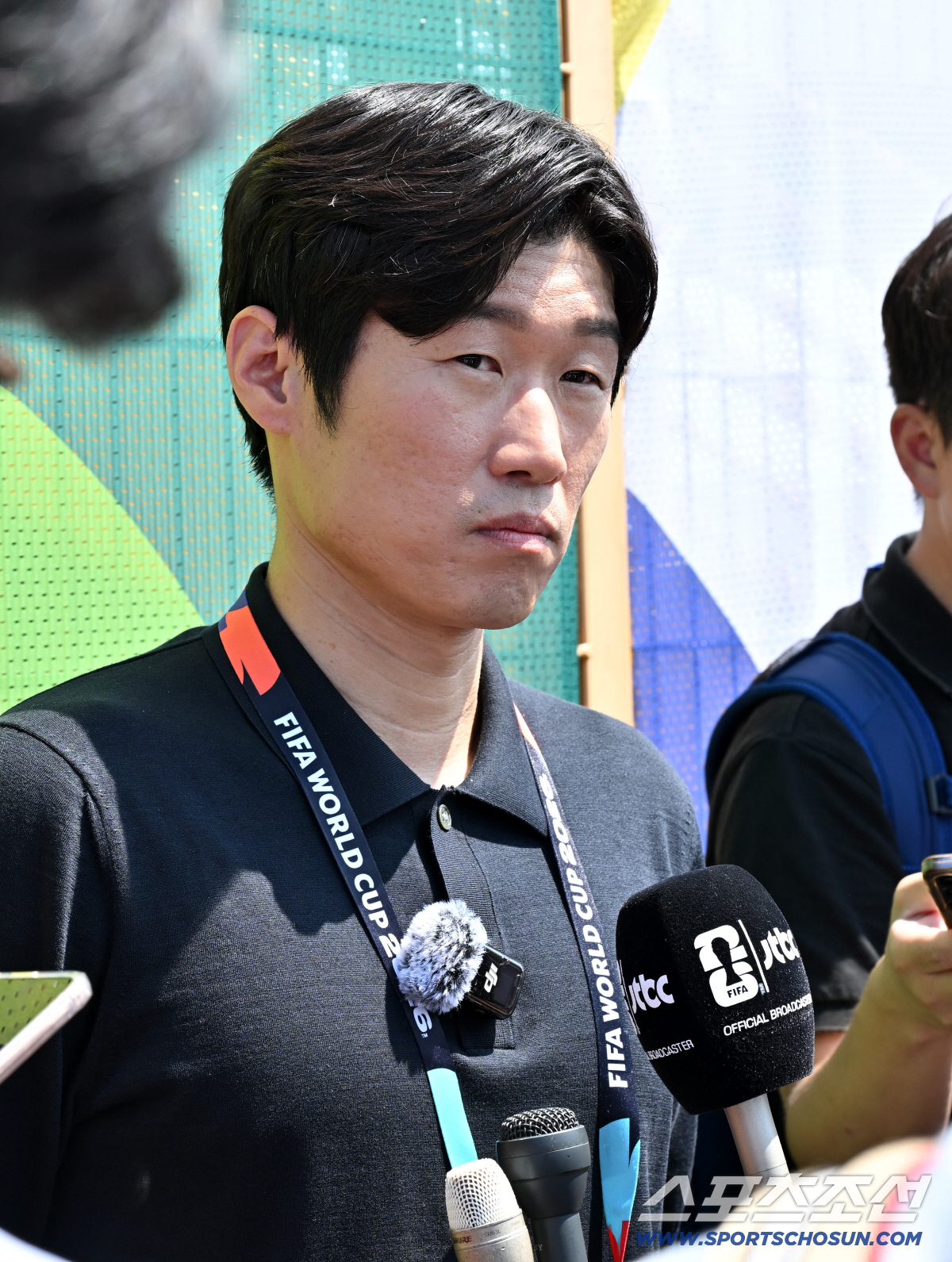 2026 북중미 월드컵 남아공전을 하루 앞둔 대한민국 월드컵 대표팀이 24일(한국시각) 멕시코 몬테레이 인근 산니콜라스의 에스타디오 우니베르시타리오에서 공식 훈련을 가졌다. 훈련장을 찾은 박지성 해설위원이 취재진과 인터뷰를 하고 있다. 산니콜라스(멕시코)=허상욱 기자 wook@sportschosun.com/2026.06.24/