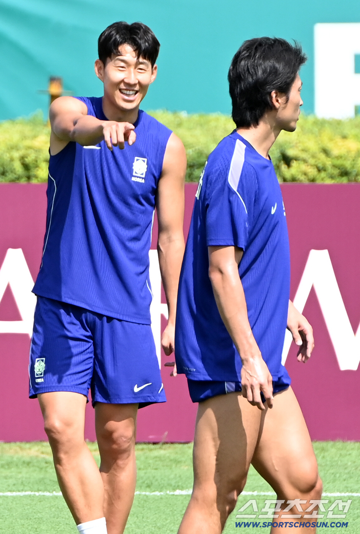2026 북중미 월드컵 남아공전을 하루 앞둔 대한민국 월드컵 대표팀이 24일(한국시각) 멕시코 몬테레이 인근 산니콜라스의 에스타디오 우니베르시타리오에서 공식 훈련을 가졌다. 손흥민과 조규성이 론도 훈련을 하고 있다. 산니콜라스(멕시코)=허상욱 기자 wook@sportschosun.com/2026.06.24/