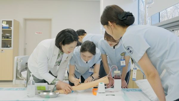 간호학과 학생들의 실습 장면