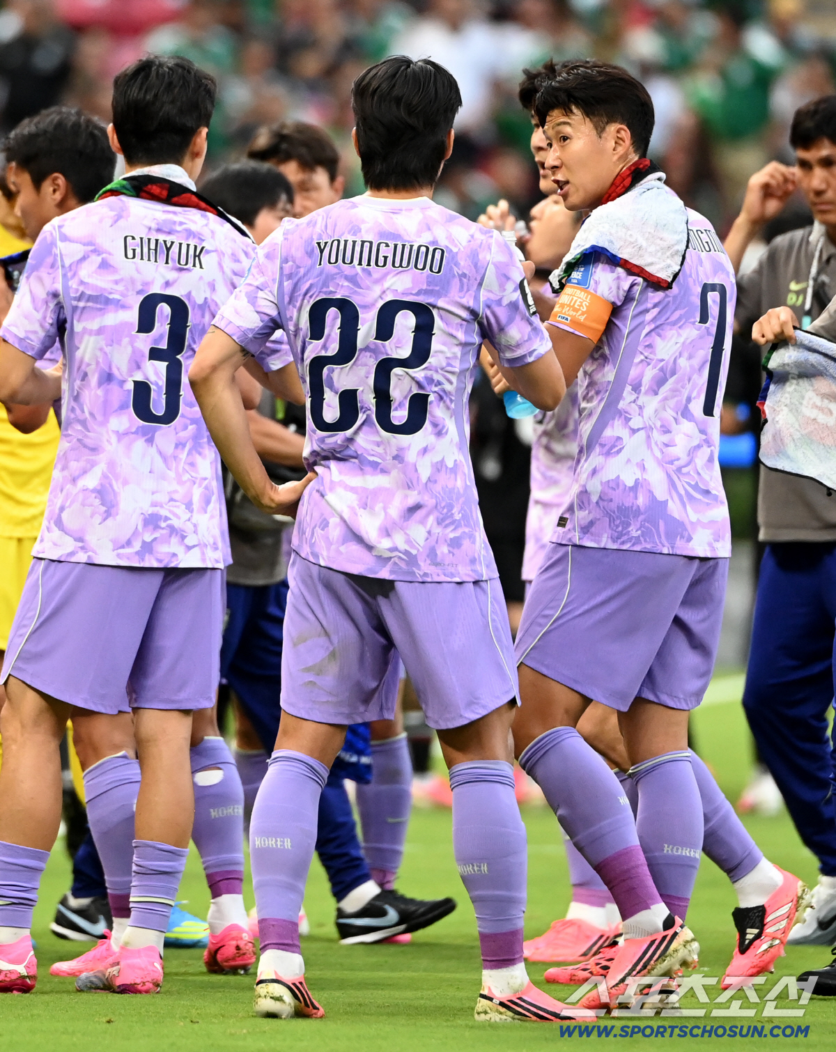 19일(한국시각) 멕시코 과달라하라 사포판의 에스타디오 과달라하라에서 열린 2026 북중미월드컵 대한민국과 멕시코의 경기. 하이드레이션 브레이크때 손흥민과 설영우가 이야기를 하고 있다. 사포판(멕시코)=허상욱 기자 wook@sportschosun.com/2026.06.19/